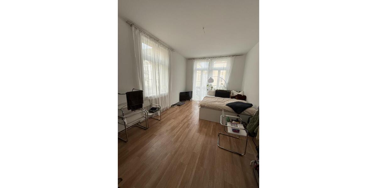 Schönes Zimmer mit eigenem Balkon in netter 4er WG 1 zimmer