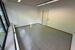 Helles 1-Zimmer-Büro mit großer Fensterfront und Stellplatz