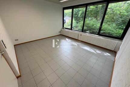 Helles 1-Zimmer-Büro mit großer Fensterfront und Stellplatz