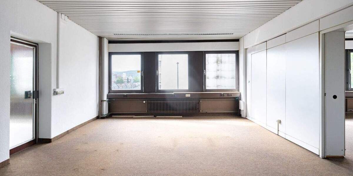 Lagerhalle mit LKW-Werkstatt und Bürogebäude zimmer