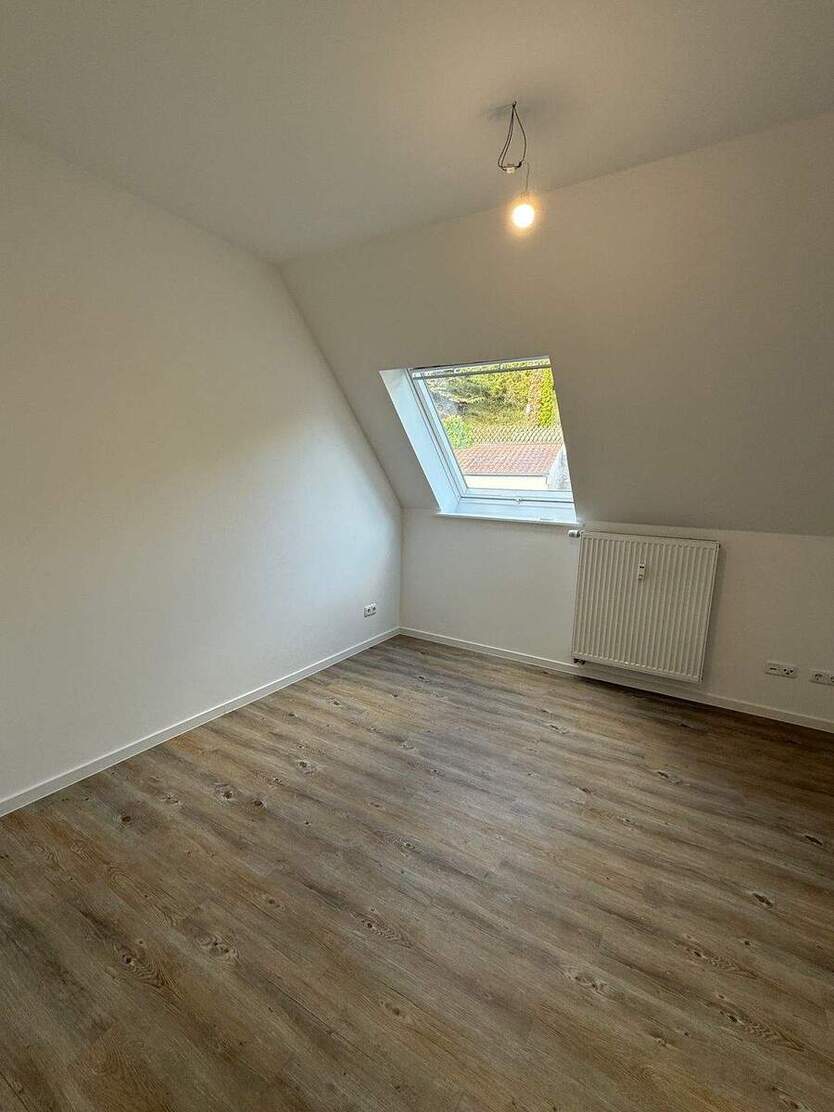 Frisch sanierte 2-Zimmer-Dachgeschosswohnung mit EBK in Versbach...! 2 zimmer
