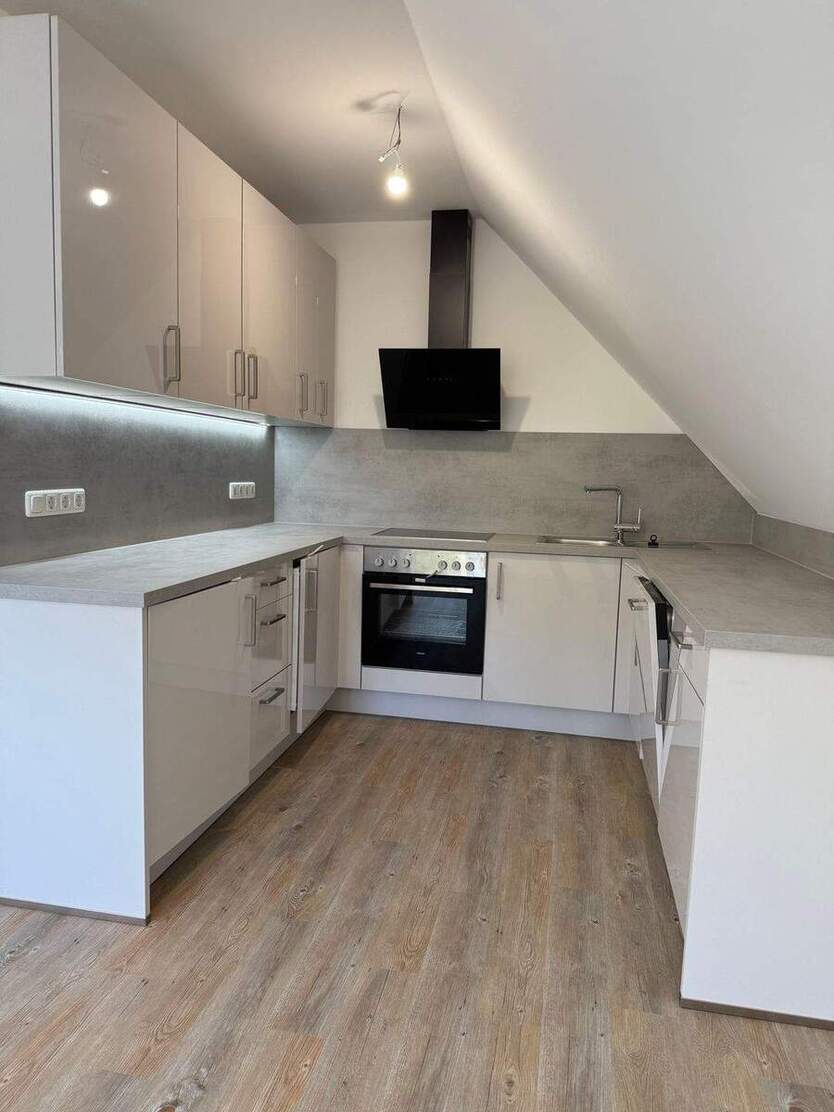 Frisch sanierte 2-Zimmer-Dachgeschosswohnung mit EBK in Versbach...! 2 zimmer