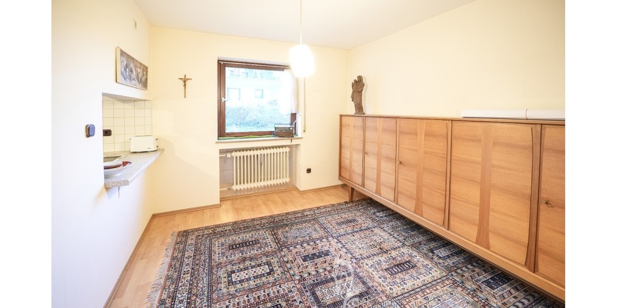 Zwei- bis Dreiparteienhaus in zentraler Lage mit Einliegerwohnung und Ausbaupotenzial im DG - Zweifamilienhaus Zell am Main | Angebot:25922442