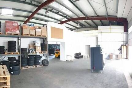 Halle mit Rolltor; Büroflächen; alle Branchen; PKW-Stellplätze; LKW anfahrbar zimmer