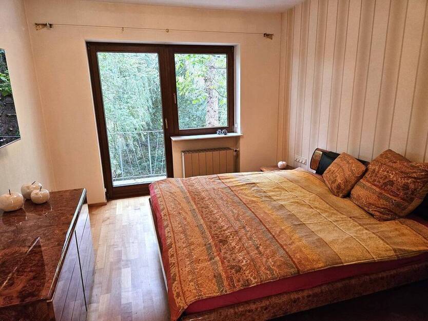 Einfamilienhaus mit Naturgarten und 2 Garagen in grüner und ruhiger Wohnlage zu verkaufen