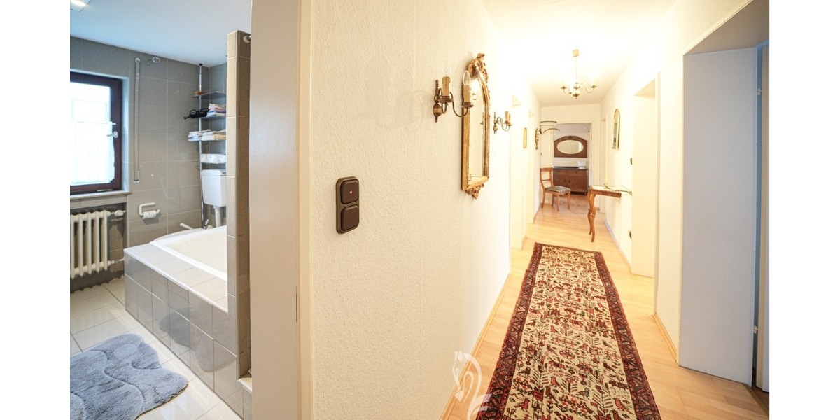 Zwei- bis Dreiparteienhaus in zentraler Lage mit Einliegerwohnung und Ausbaupotenzial im DG - Zweifamilienhaus Zell am Main | Angebot:26652819