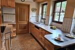 Einfamilienhaus mit Naturgarten und 2 Garagen in grüner und ruhiger Wohnlage zu verkaufen