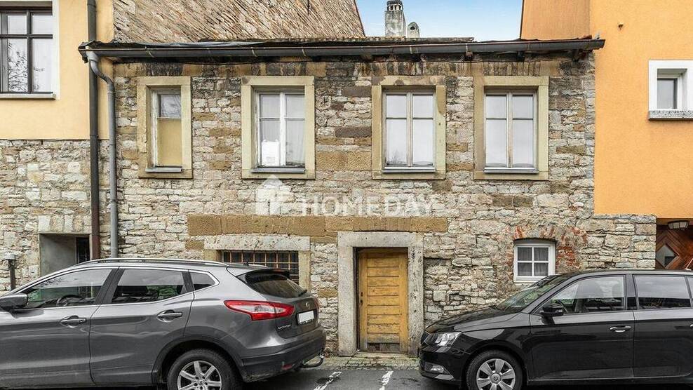 Sanierungsbedürftiges Einfamilienhaus mit Dachterrasse und Blick auf das Maintal
