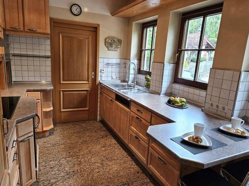 Einfamilienhaus mit Naturgarten und 2 Garagen in grüner und ruhiger Wohnlage zu verkaufen