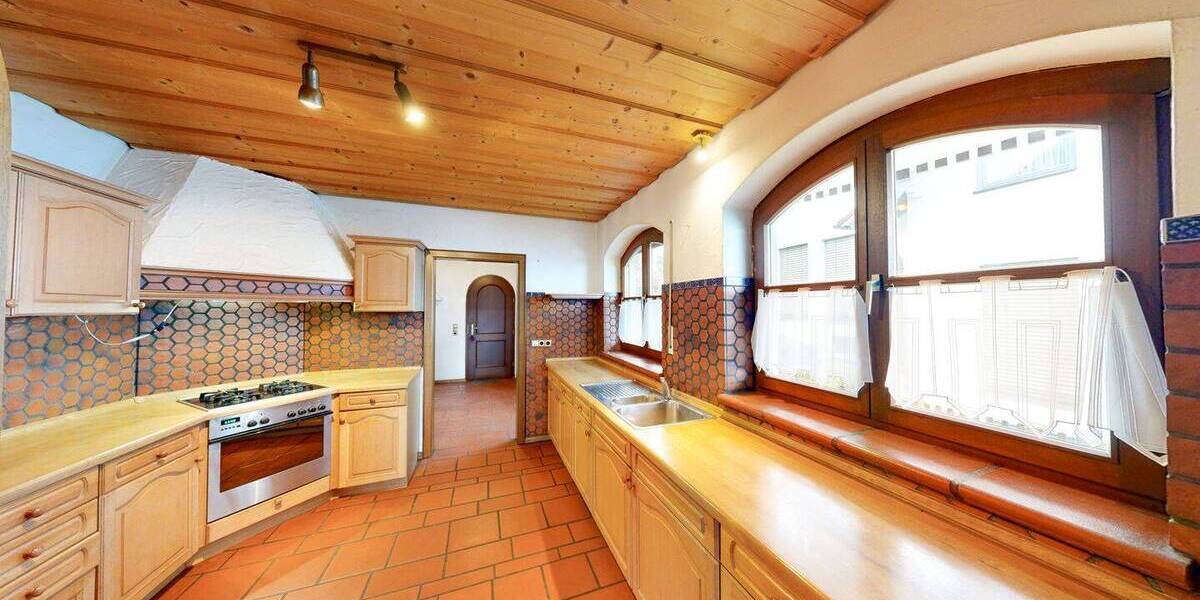 Einfamilienhaus Eibelstadt - 7 Zimmer, 331 m&sup2;, 750.000&euro; | Angebot:25984576