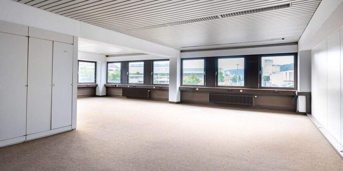 Lagerhalle mit LKW-Werkstatt und Bürogebäude zimmer