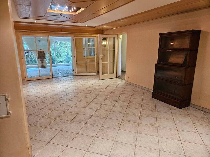 Einfamilienhaus mit Naturgarten und 2 Garagen in grüner und ruhiger Wohnlage zu verkaufen