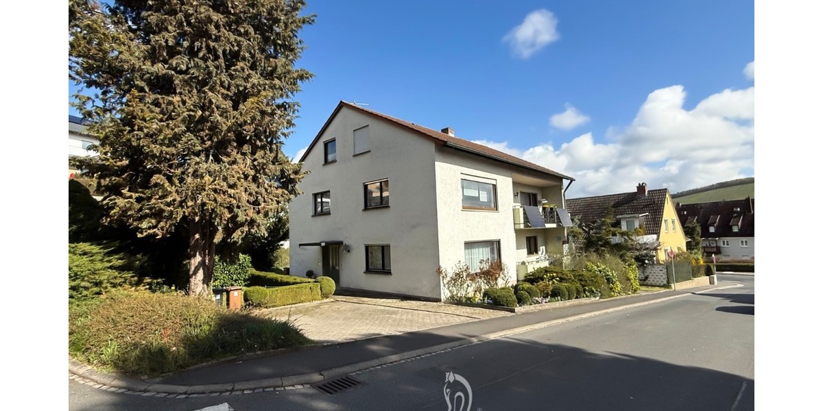 Zwei- bis Dreiparteienhaus in zentraler Lage mit Einliegerwohnung und Ausbaupotenzial im DG - Zweifamilienhaus Zell am Main | Angebot:26321773