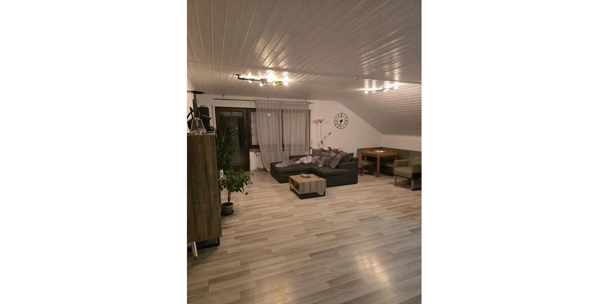 Dachgeschoßwohnung Großrinderfeld - 3 Zimmer, 125 m&sup2;, 750&euro; | Angebot:25168061