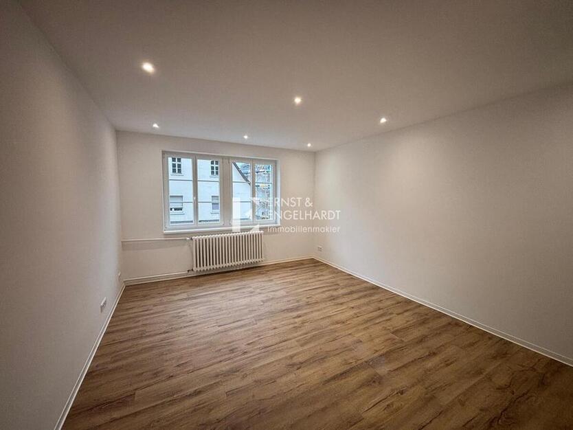 Neu renovierte Gewerbefläche mit Terrasse – 4 Zimmer, vielseitig nutzbar & in zentraler Lage (1.OG) zimmer