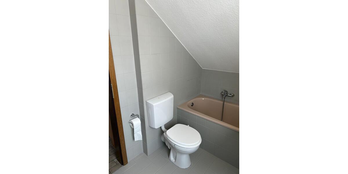 Dachgeschoßwohnung Waldbüttelbrunn - 1 Zimmer, 27 m&sup2;, 420&euro; | Angebot:26626290