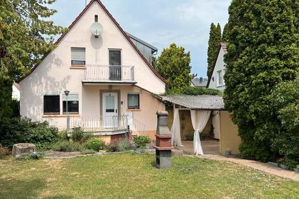 Freistehendes Einfamilienhaus mit Garage