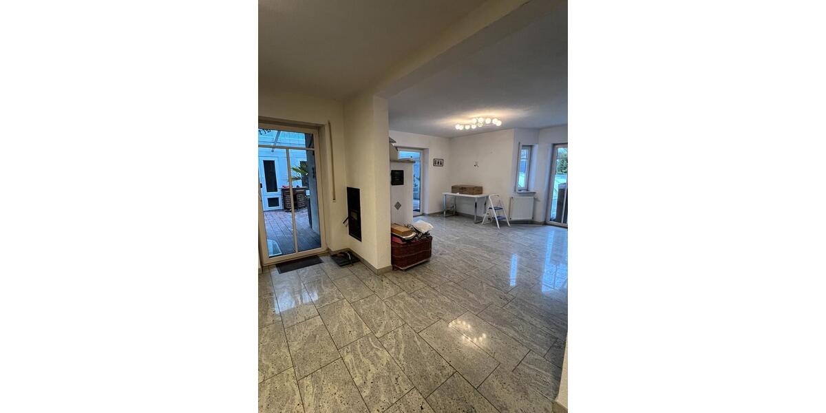 Wunderschöne EG-Wohnung - exklusiver Pool, Kamin & großem Garten 5.5 zimmer