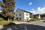 Zwei- bis Dreiparteienhaus in zentraler Lage mit Einliegerwohnung und Ausbaupotenzial im DG - Zweifamilienhaus Zell am Main | Angebot:26652819