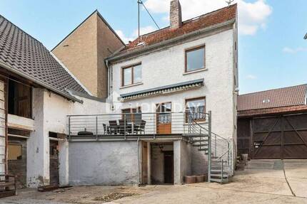 Ehemaliger Bauernhof mit PV-Ertrag und Nebengebäuden