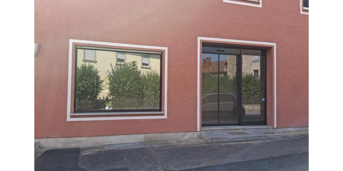 Helle Gewerbeimmobilie, Laden, Büro, Lager zimmer