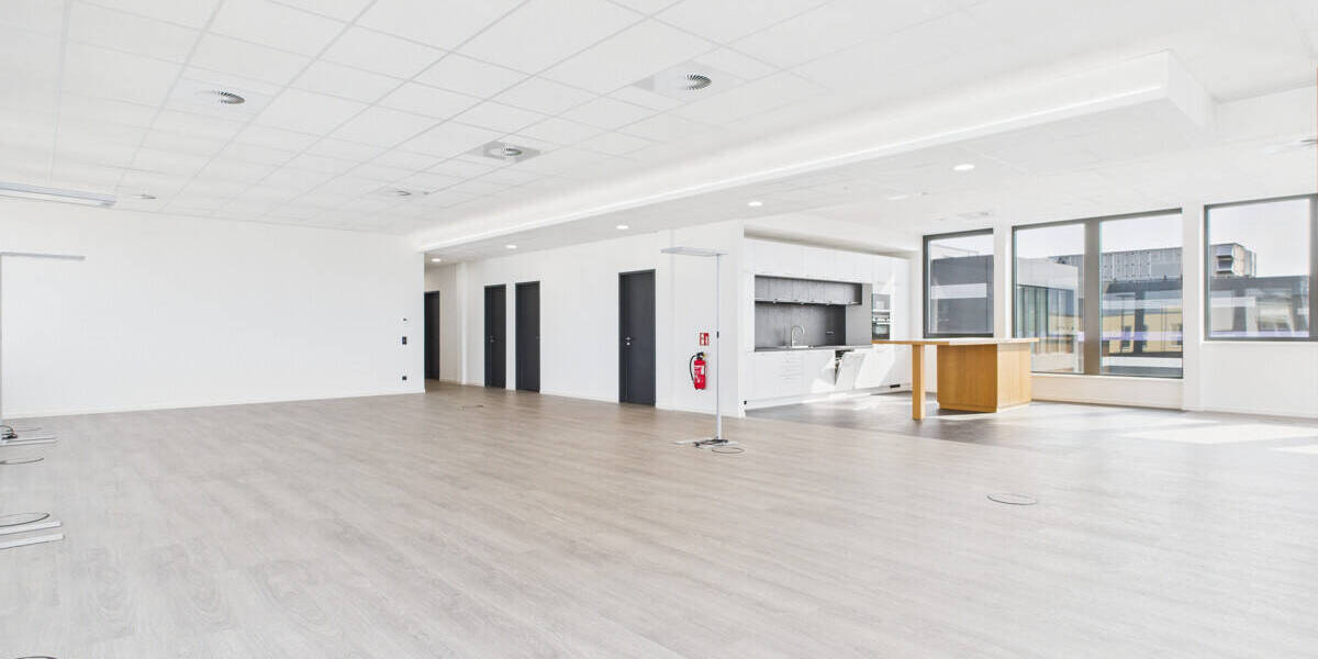 Repräsentatives Büro mit Südbalkon und hochwertiger Ausstattung für Unternehmen zimmer