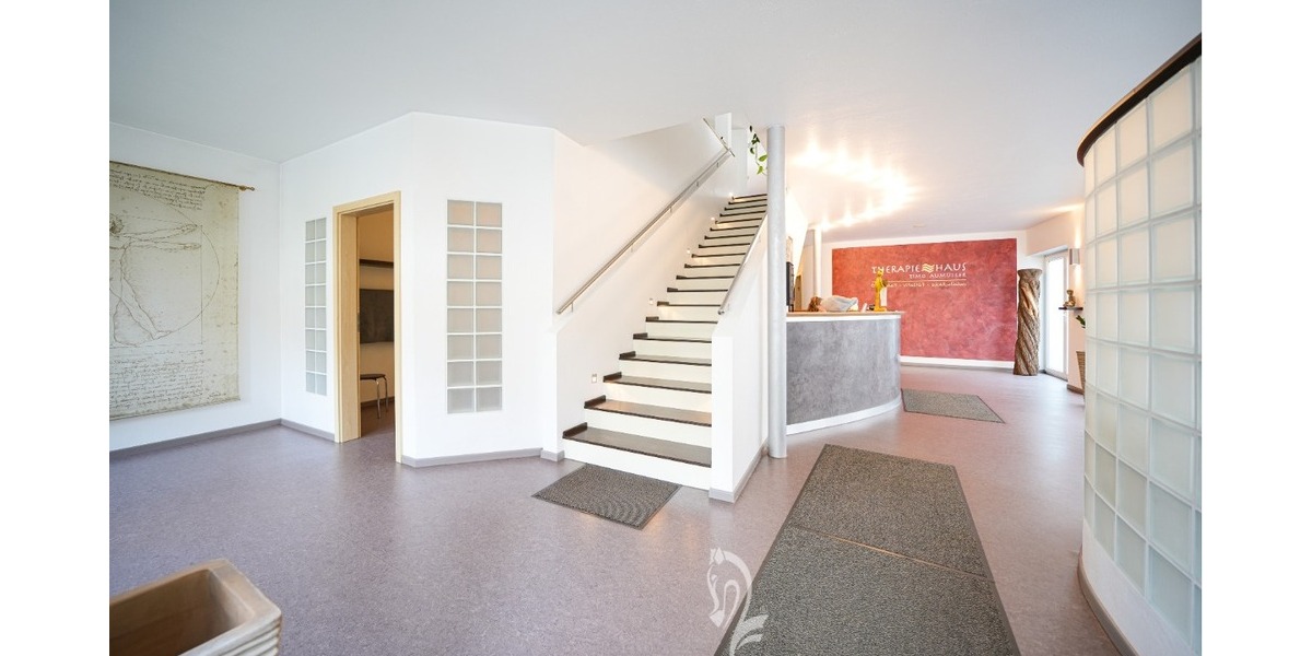 Nur 20 Minuten von Würzburg in Arnstein: Hochwertige Physiopraxis & vermietete 4-Zimmer-DG-Wohnung - Gewerbeobjekt Würzburg Würzburg | Angebot:26670132
