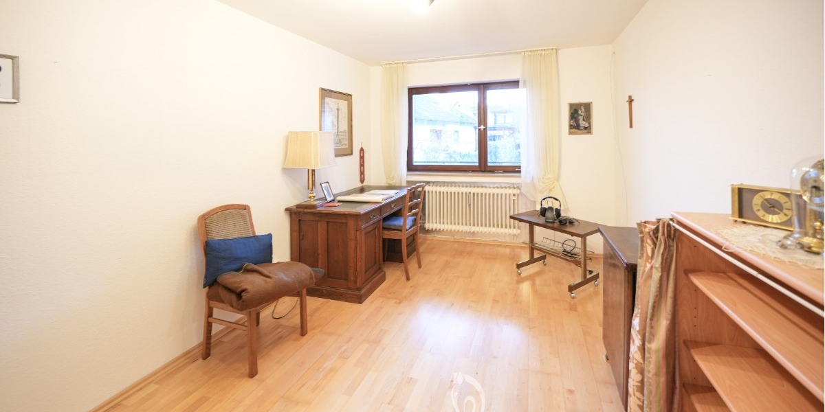 Zwei- bis Dreiparteienhaus in zentraler Lage mit Einliegerwohnung und Ausbaupotenzial im DG - Zweifamilienhaus Zell am Main | Angebot:26652819