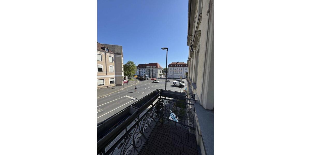 Schönes Zimmer mit eigenem Balkon in netter 4er WG 1 zimmer