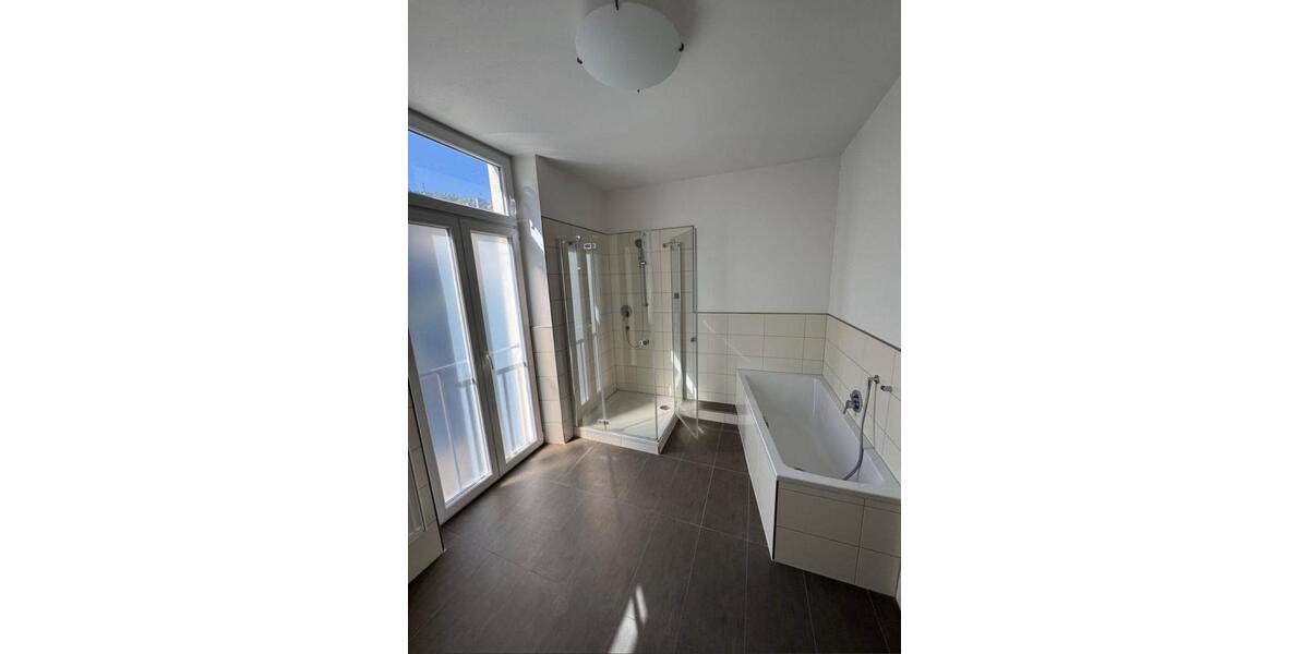 Schönes Zimmer mit eigenem Balkon in netter 4er WG 1 zimmer