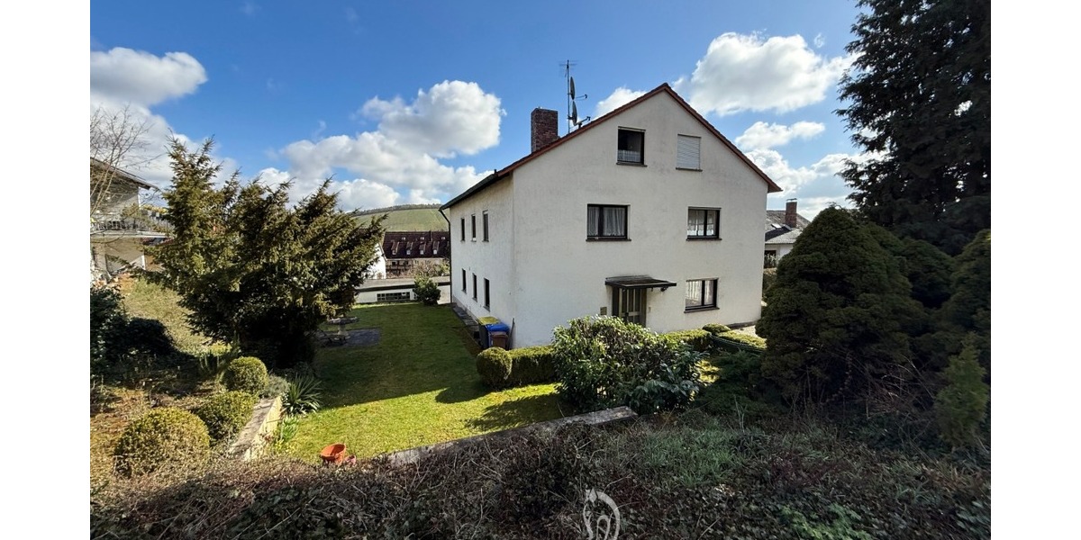 Zwei- bis Dreiparteienhaus in zentraler Lage mit Einliegerwohnung und Ausbaupotenzial im DG - Zweifamilienhaus Zell am Main | Angebot:26652819
