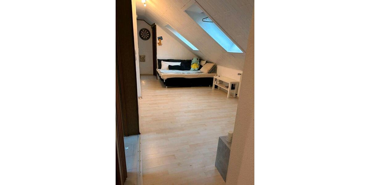 Dachgeschoßwohnung Gerbrunn - 5.5 Zimmer, 130 m&sup2;, 1.350&euro; | Angebot:26573287