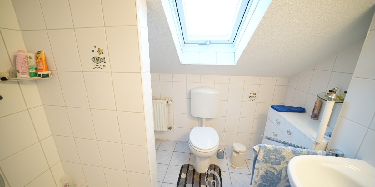 Zwei- bis Dreiparteienhaus in zentraler Lage mit Einliegerwohnung und Ausbaupotenzial im DG - Zweifamilienhaus Zell am Main | Angebot:26652819
