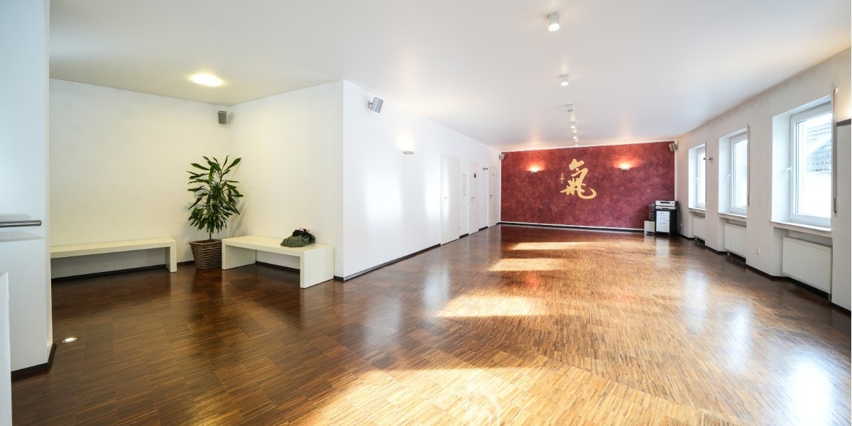 Nur 20 Minuten von Würzburg in Arnstein: Hochwertige Physiopraxis & vermietete 4-Zimmer-DG-Wohnung - Gewerbeobjekt Würzburg Würzburg | Angebot:26670132