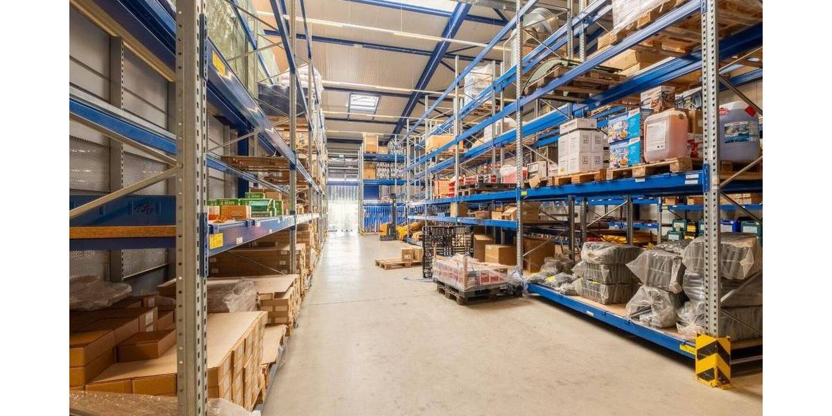 Attraktives Gewerbeareal auf 8.900 m²: Repräsentatives Ausstellungs- und Verkaufsgebäude in Toplage bei Würzburg zimmer