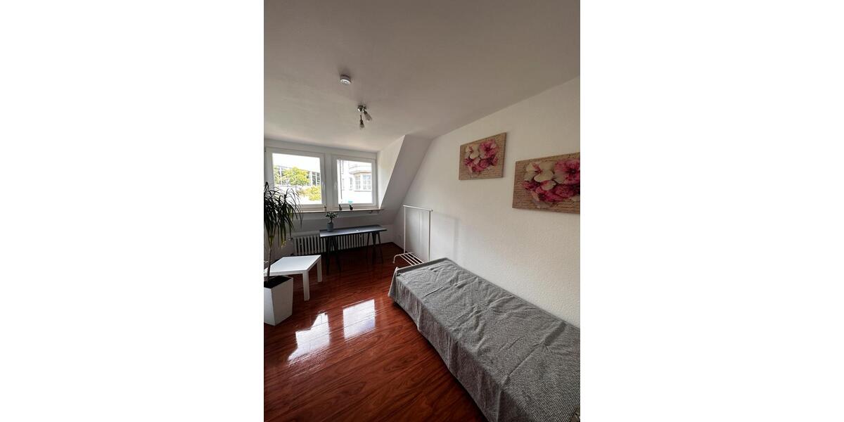Dachgeschoßwohnung Gerbrunn - 4 Zimmer, 18 m&sup2;, 470&euro; | Angebot:26567490