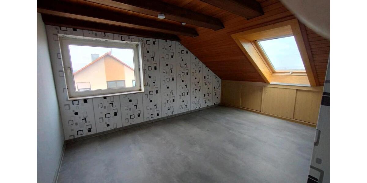 Dachgeschoßwohnung Waldbüttelbrunn - 3 Zimmer, 75 m&sup2;, 1.000&euro; | Angebot:26598082