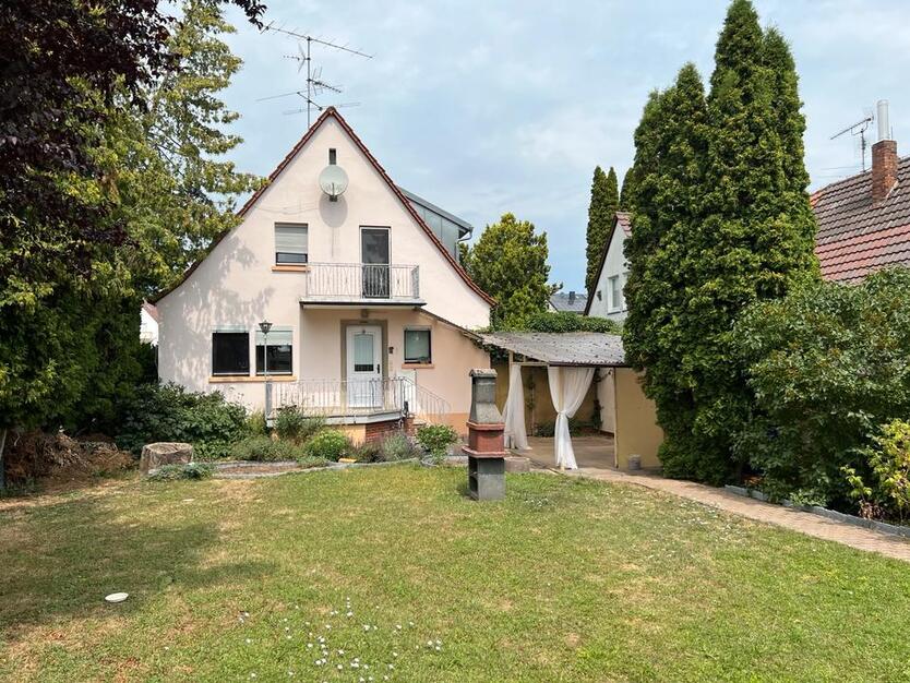 Freistehendes Einfamilienhaus mit Garage