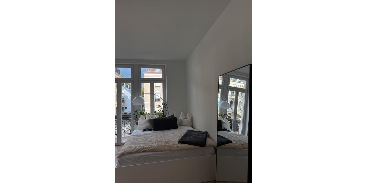 Schönes Zimmer mit eigenem Balkon in netter 4er WG 1 zimmer
