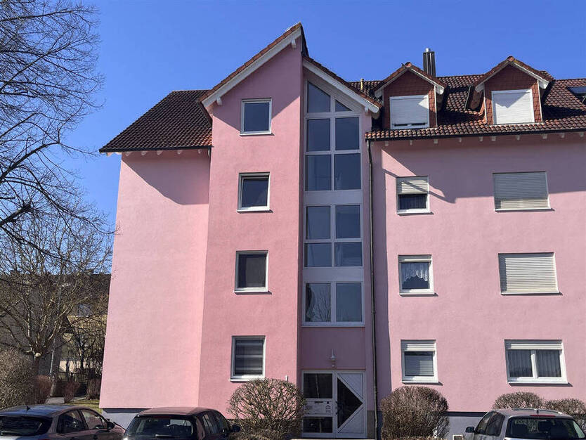 zentral gelegene 4-Zimmer-Eigentumswohnung mit Tiefgaragenstellplatz und Balkon