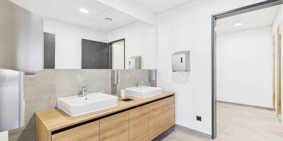 Repräsentatives Büro mit Südbalkon und hochwertiger Ausstattung für Unternehmen zimmer