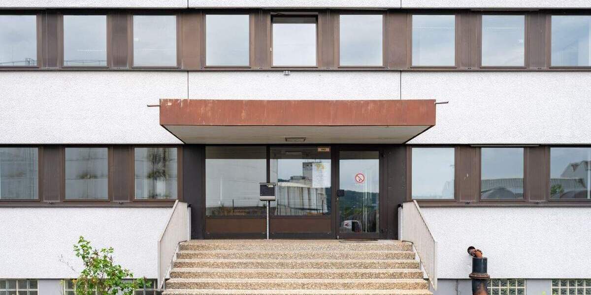 Lagerhalle mit LKW-Werkstatt und Bürogebäude zimmer