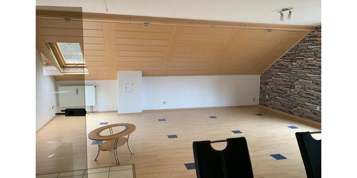 Dachgeschoßwohnung Großrinderfeld - 4 Zimmer, 105 m&sup2;, 680&euro; | Angebot:25990828
