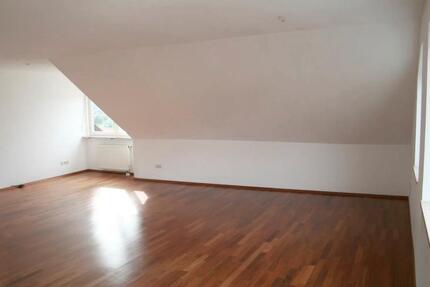 Exklusive 3-Zimmer-DG-Wohnung mit Balkon und EBK in Höchberg