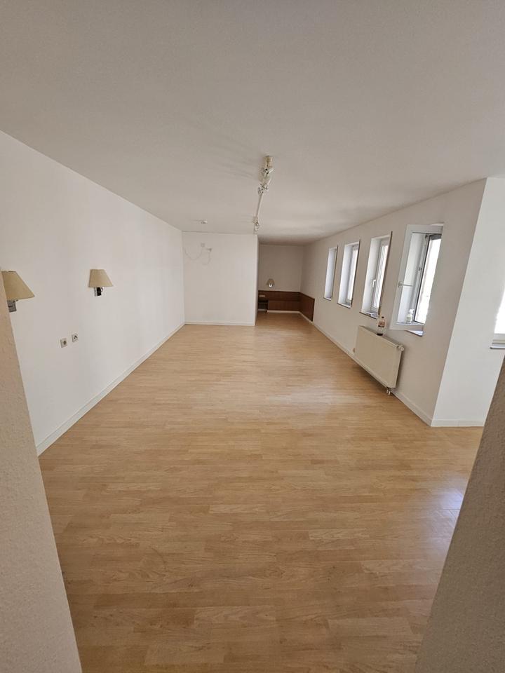 Helle Wohnung unterhalb der Uniklinik – sofort verfügbar