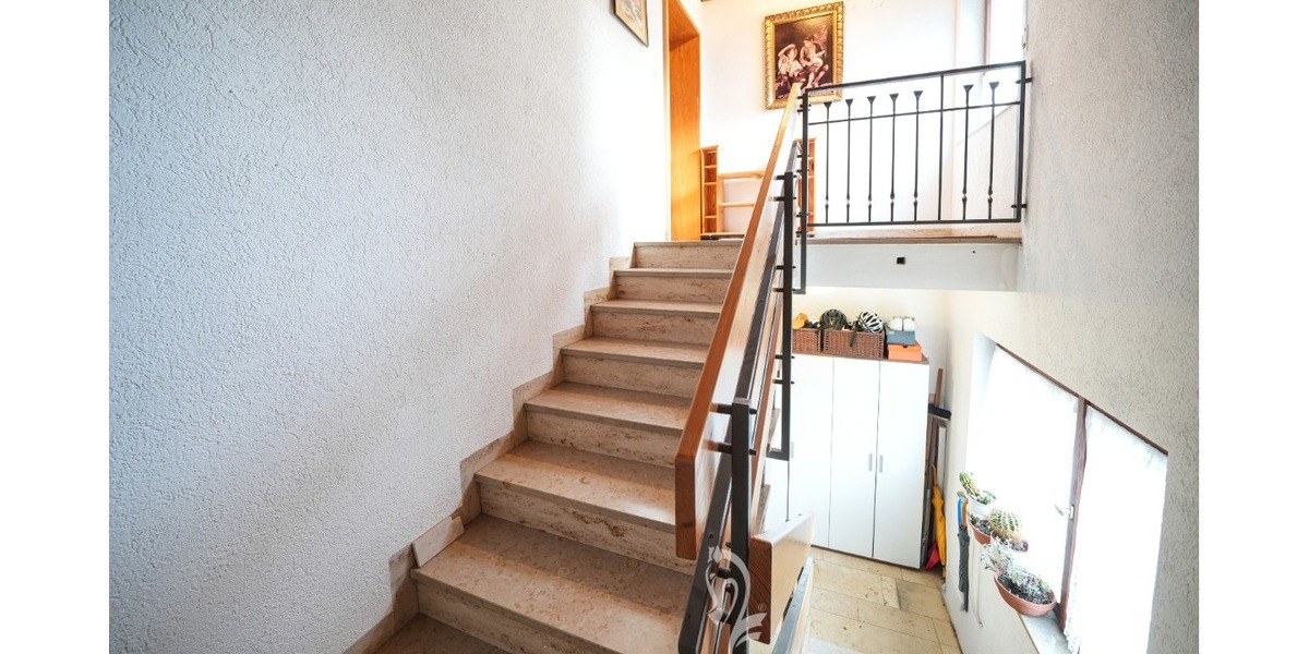 Zwei- bis Dreiparteienhaus in zentraler Lage mit Einliegerwohnung und Ausbaupotenzial im DG - Zweifamilienhaus Zell am Main | Angebot:26652819