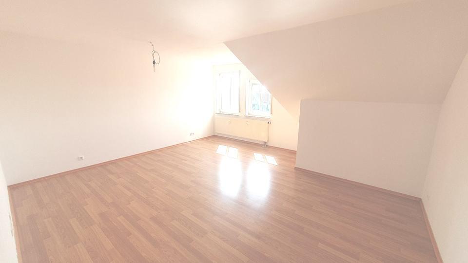 Ruhige 2-Zi-DG Wohnung mit TG-Stellplatz in Wü