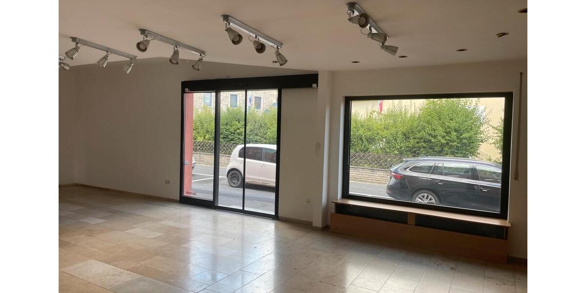 Helle Gewerbeimmobilie, Laden, Büro, Lager zimmer