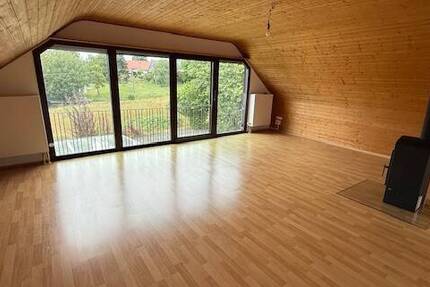 Helle, freundliche 3 Zimmer DG-Wohnung in ruhiger Siedlungslage von Dettelbach - OT Neuses am Berg