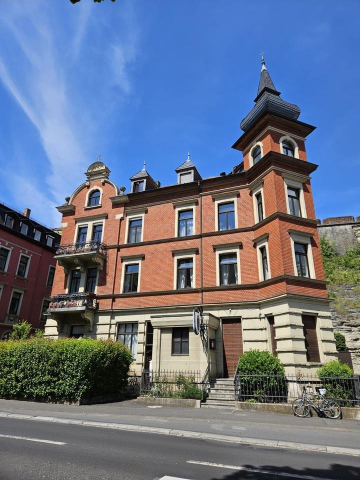 Wunderschöne, teilmöbilierte Altbau-Wohnung, fußläufige Stadtlage